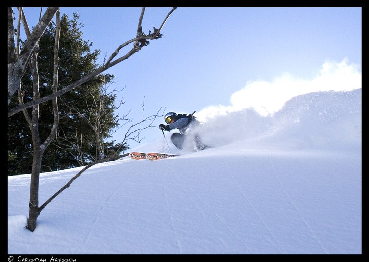 Peter klarar precis busken & lägger en fet pu. Foto: Christian Åkesson. Åkare: Peter Andersson.