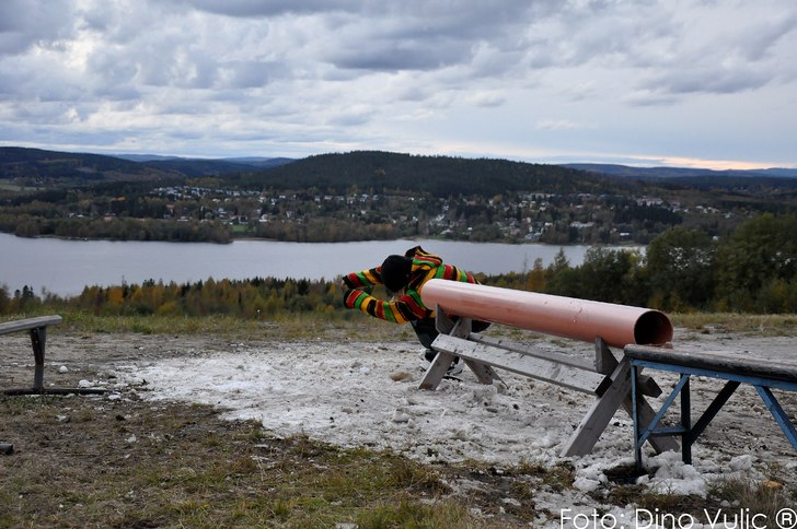 Kalle lyckas med sitt rail försök ;p. Foto: Dino Vulic. Åkare: Kalle Karlström.