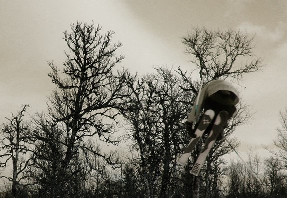 Ett sista eftermiddagsåk i den lilla stugbacken  . Foto: Mattias Löf. Åkare: Petter Elfsberg.