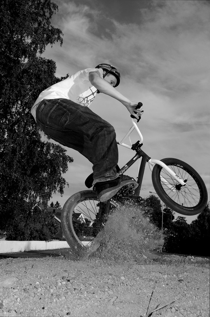 Black and white,. Foto: Simon Lindberg. Åkare: Joar Lundberg.