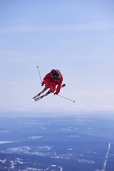 Oskar öser på under freeride helgen i Åre. . Foto: Jesper Molin (www.jesperphoto.com). Åkare: Oskar Scherlin.