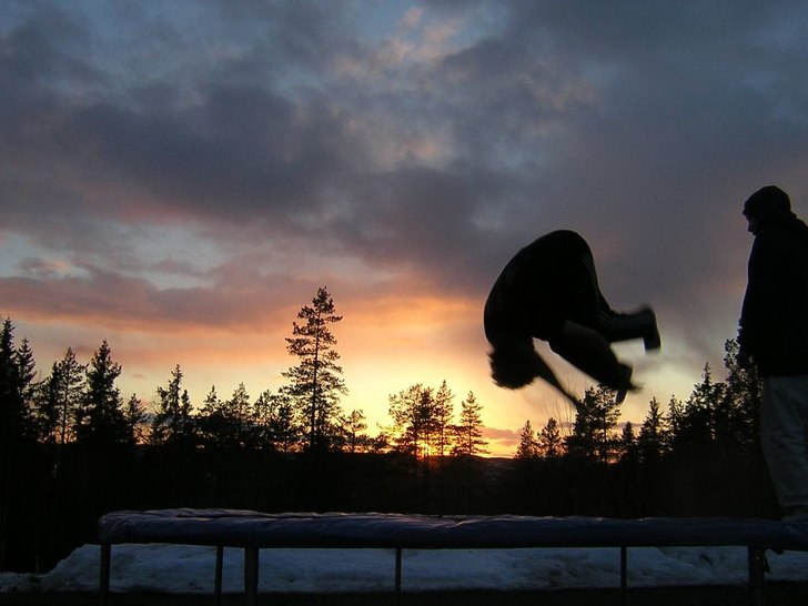 Här gör jag en volt i en vacker bakgrund!!!. Foto: Jens. Åkare: Nils.