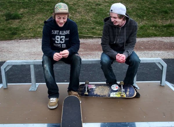 skejtade i huddinge stockholm med min kille och vi. Foto: marre höglund <3. Åkare: ville och henke ;).