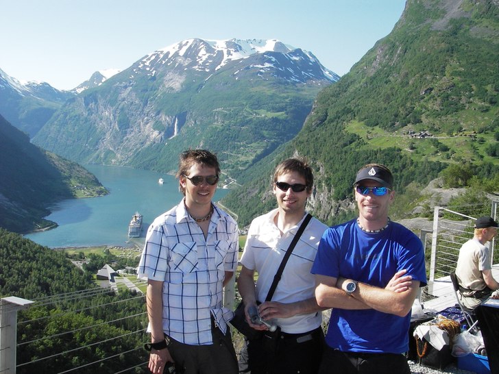 Efter skiddagen, utflykt till Geiranger.
Fr. vän. Foto: okänd. Åkare: Ola Björnström, Anders Kardell och Mattias Wahlström.