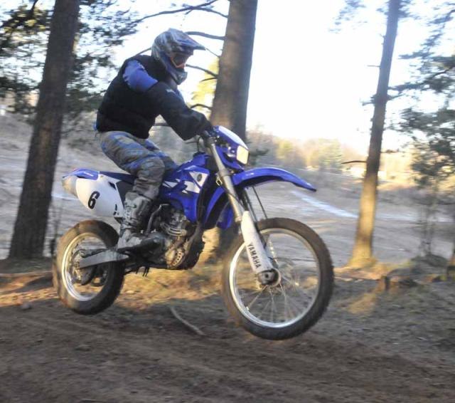 Träning på kråket på Farsans Yamaha Wrf 250. Foto: ---. Åkare: Linus.