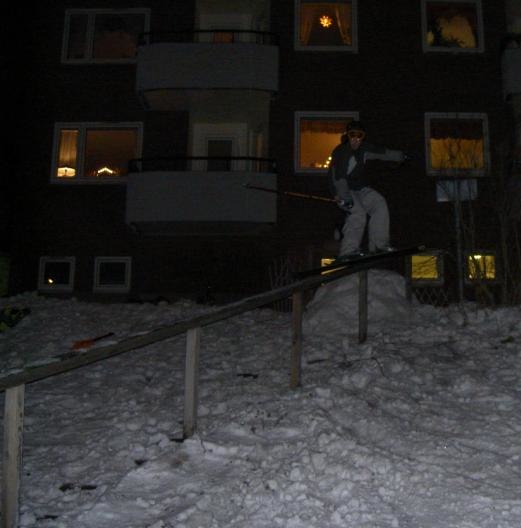 Lite halvtaskig inrun . Foto: adam. Åkare: Martin Thureson.