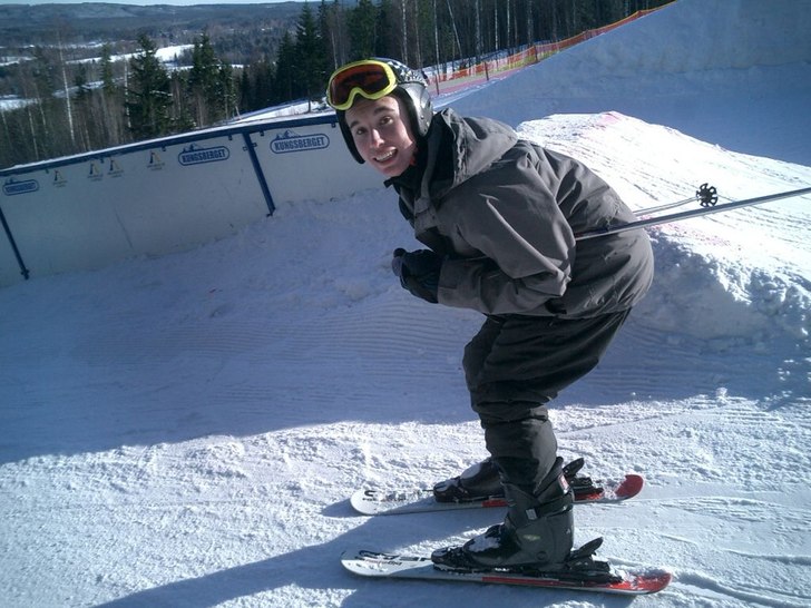 kennta bernta med plommon hjälm och turk skidor. Foto: jag. Åkare: Kennta.