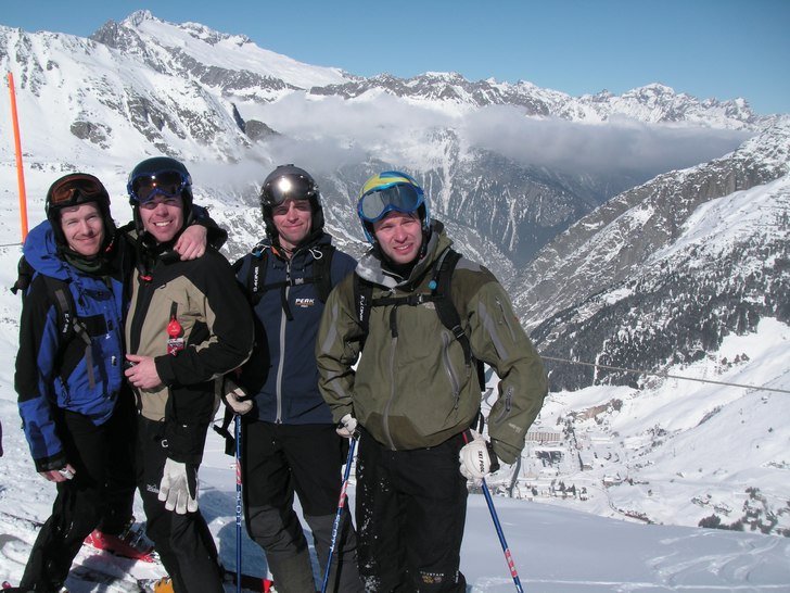 Strålande dag i Andermatt!. Foto: Lasse Sahlström. Åkare: Jonas, Erik, Josef o Andreas.