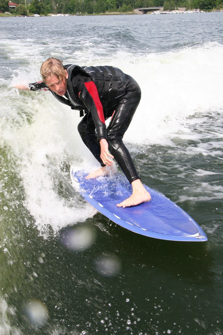surfing efter båt. Foto: per sahlström. Åkare: me.