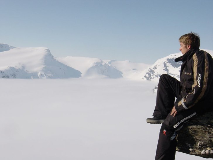 Fotografen Ari Lantto sitter och andas in den fris. Foto: Petter Lindmark. Åkare: Ari Lantto.