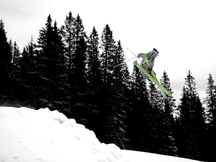 Rasmus på sista hoppet i Röda parlken i Bräcke. Foto: Emanuel Johansson. Åkare: Rasmus Jonsson.