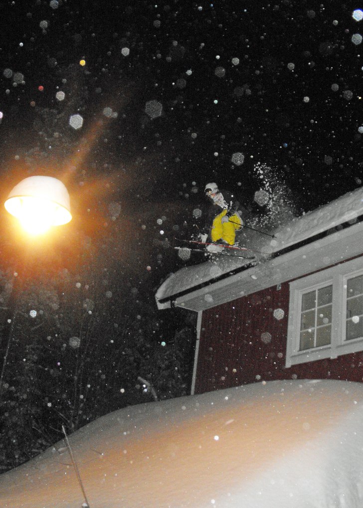 Ett hustak vid Nyapersonal fick agera dropp.. Foto: Hampus Ledskog. Åkare: Jesper Hayland.