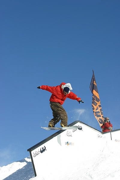 Photo toke for the snowboard's mondial 2003.. Foto: Boardslide backside. Åkare: Morgan Lefaucheur.