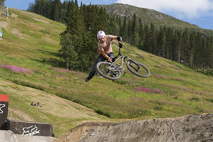 John gör en tailwhip i hipen. Foto: Kenneth Einars. Åkare: John Löwenadler.