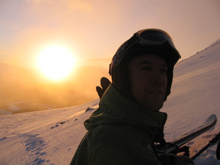Påväg upp till Sadeln i ett underbart ljus!. Foto: Micke. Åkare: Johan Homström.