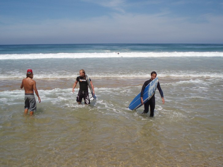 påväg upp efter en hår dags surfing. Åkare: Göran, Mackan och Jocke.