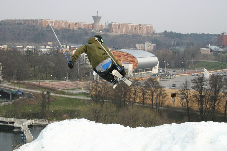 en liten skön springsession i hammarbybacken. Foto: Tomas Johansson. Åkare: Gustav Ekroth.