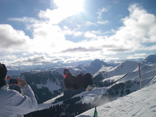Man kan leka även när skidorna e avknäppta :). Foto: Kalle Linden. Åkare: Lars Malmberg.