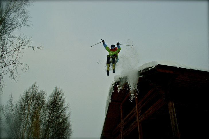Ännu ett drop från en stuga. Foto: Josef Stenlund. Åkare: Robin Nordin.