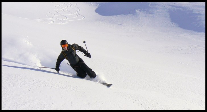Sköna svängar på väg ner från sydtoppen. Foto: Stefan Vikberg. Åkare: Jonas Pollack.