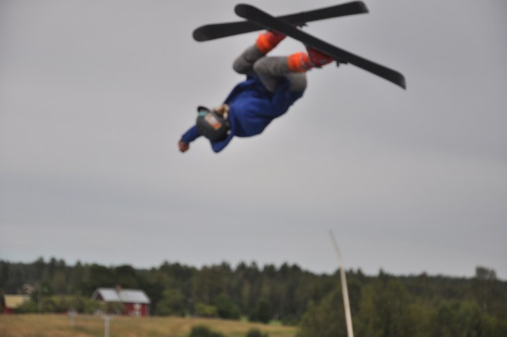 Anton i oskärpa hoppar i bigairbagen i augusti.. Foto: Max Larsson. Åkare: Anton Törnhult.