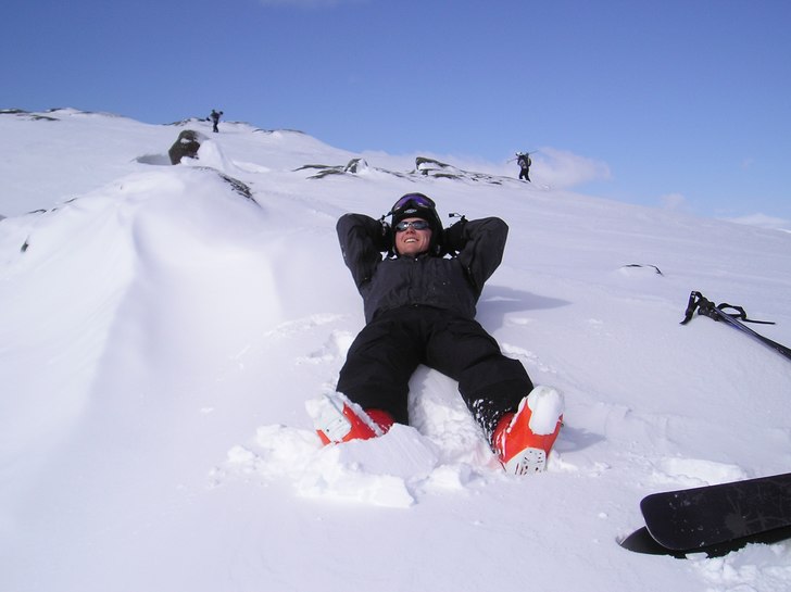 Paus i vårsolen innan goa puderåk på Nordals ba. Foto: Daniel Albing. Åkare: Tony Häggström.