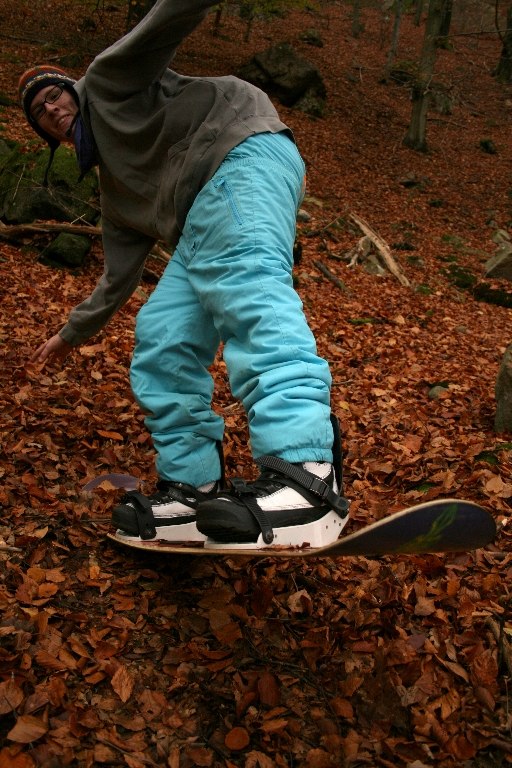 Markus tailplantar i löven.. Foto: Christoffer Engström. Åkare: Markus Engström.