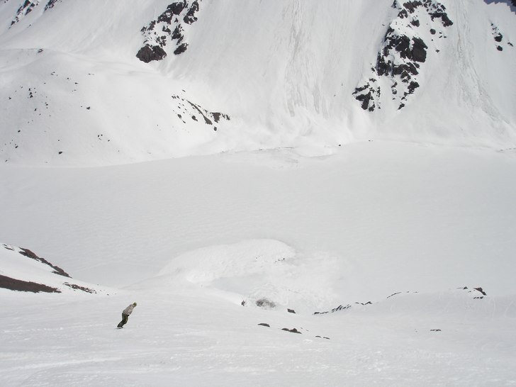 riding down some steeps then across the inca lake . Foto: Claire Dibble. Åkare: Brian Wolfe.