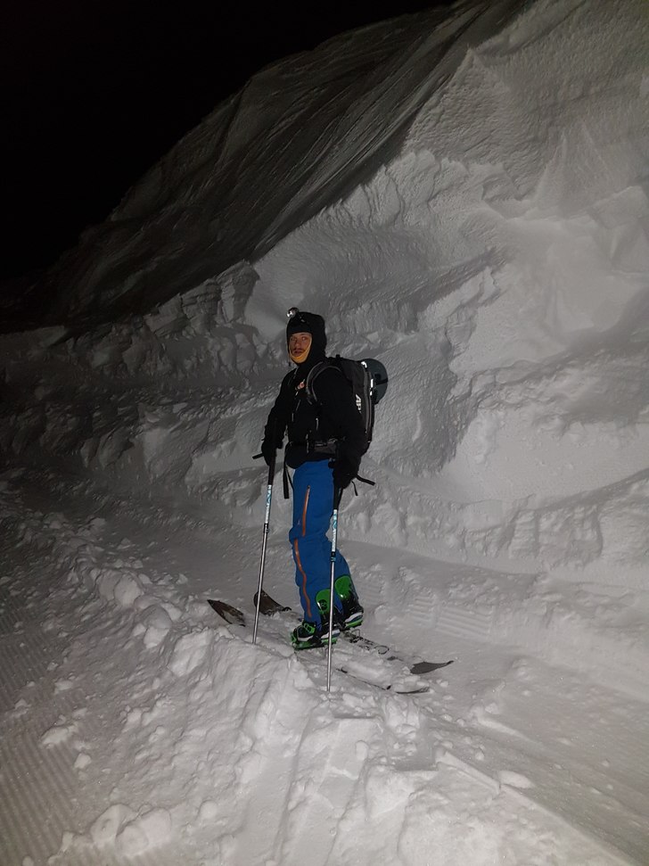 Topptur i mörkret med pannlampor.