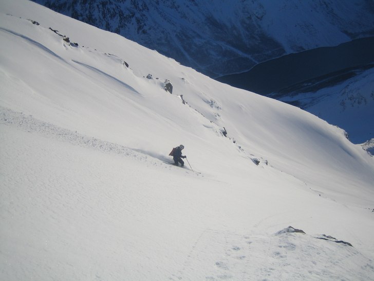 Pudderkjøring fra Store Kjostind i Lyngen.. Foto: Odd Roar Salamonsen. Åkare: Tom Jensen.