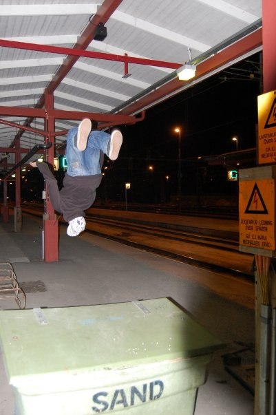 gör en backflip från en gruslåda. Foto: calle öhrn. Åkare: Sebastian Carlsson.