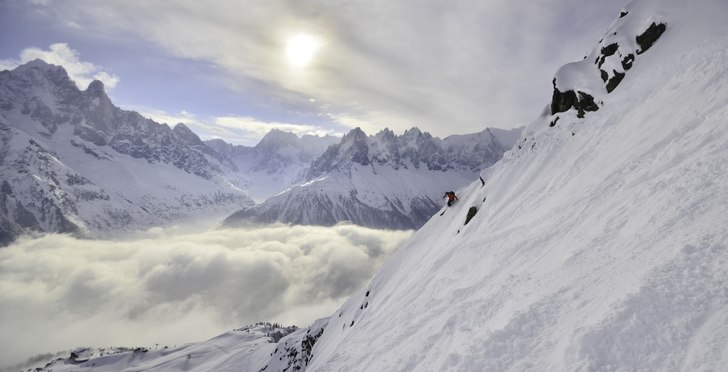 Oskar lägger en fantastisk sväng precis på kamm. Foto: Max Ahlberg. Åkare: Oskar Cedergårdh.