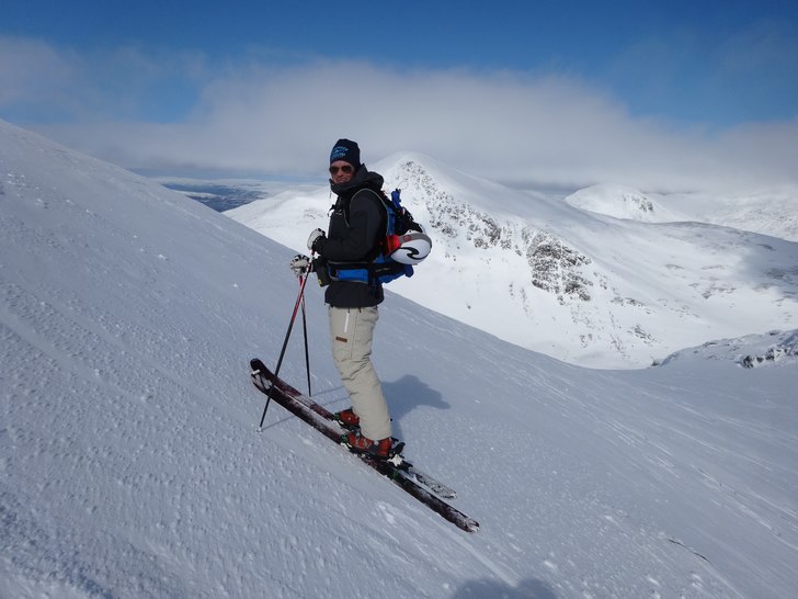 En underbar dag med topptur från Storulvåns fjä. Foto: Lillemor. Åkare: Johan Bergstrand.