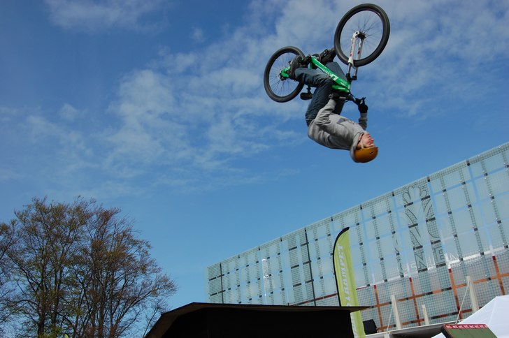 Mikael Bolmstam drar av en backflip vid cykeluppvi. Foto: Oskar Ramström. Åkare: Mikael Bolmstam.