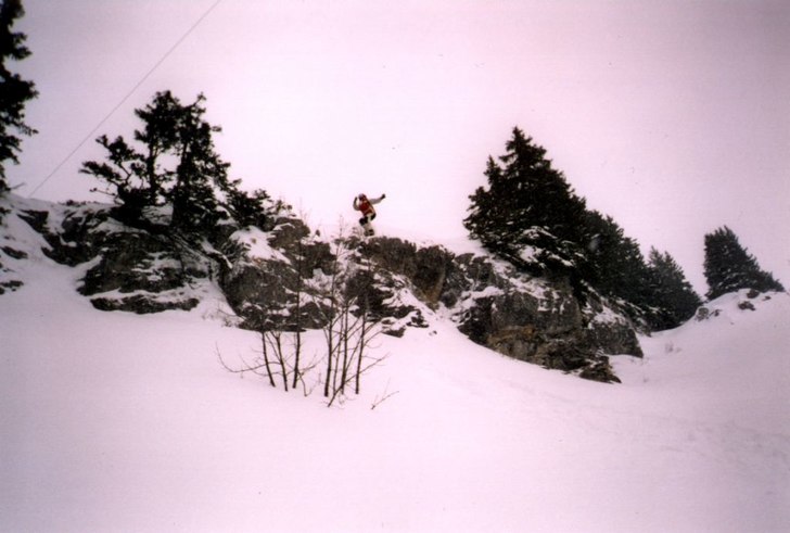 Jag som tar en 6-7 metersklippa. Perspektivet är . Foto: Björn Fagergren. Åkare: Niklas Eklund.