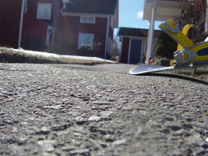 Ja sitter å väntar på att min kompis ska komma . Foto: jag. Åkare: hmm.