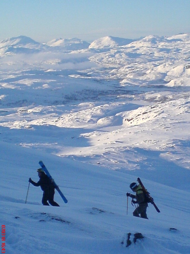 På väg upp på Norddals i Riksgränsen. Foto: Leif. Åkare: Helena och Anna.