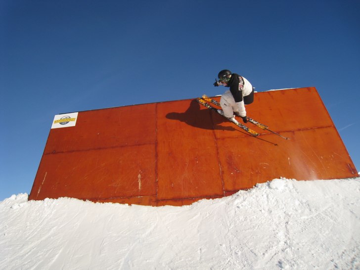 Wallriden i ramis får sig en omgång. Foto: Erik Skott-Dahlgren. Åkare: Jesper Moén.