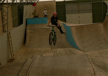 John Barkeling, 11 år gör no fot can can. Foto: Alexandros Bakos. Åkare: John Barkeling.