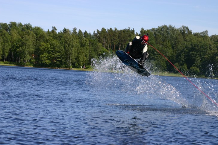 Hoppar på en  20 cm hög våg jord av en liten b�. Foto: polare Robbin. Åkare: Fredrik nordahl.