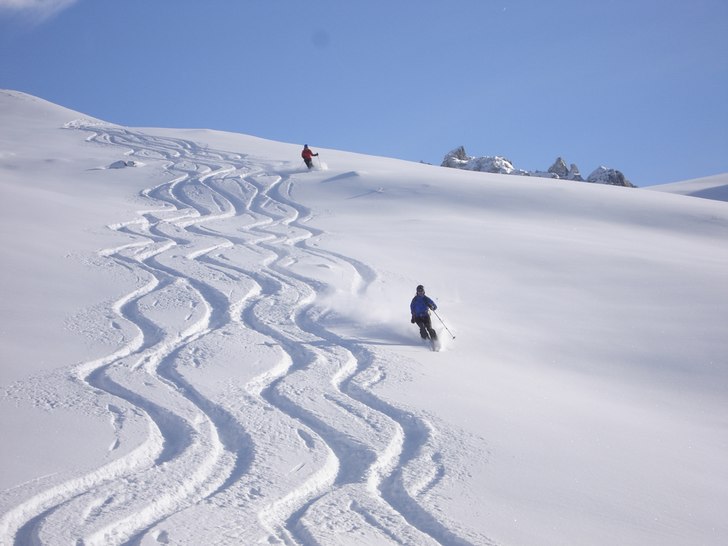 Bilden är tagen på en "best skiing at the m. Foto: Andreas Bengtsson, MountainGuide.se. Åkare: Daniel och Karin.