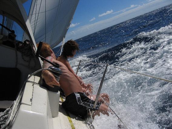Utanför Guadeloupe på väg till Antigua. Blev r�. Foto: Lena Hernberg. Åkare: Johan å Jessica Hernberg.