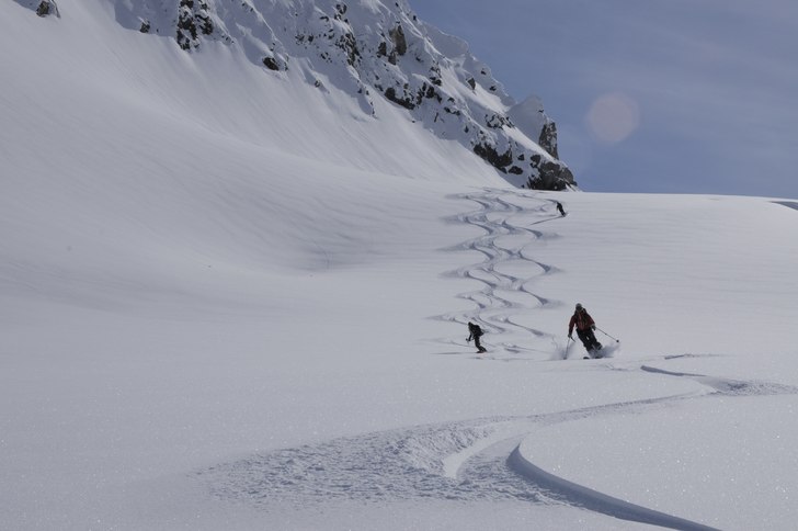 Ski Touring med Ruedi Beglinger, Selkirk Mountain . Foto: Ruedi Beglinger. Åkare: Martin Hansson, Eva Hansson m.fl.