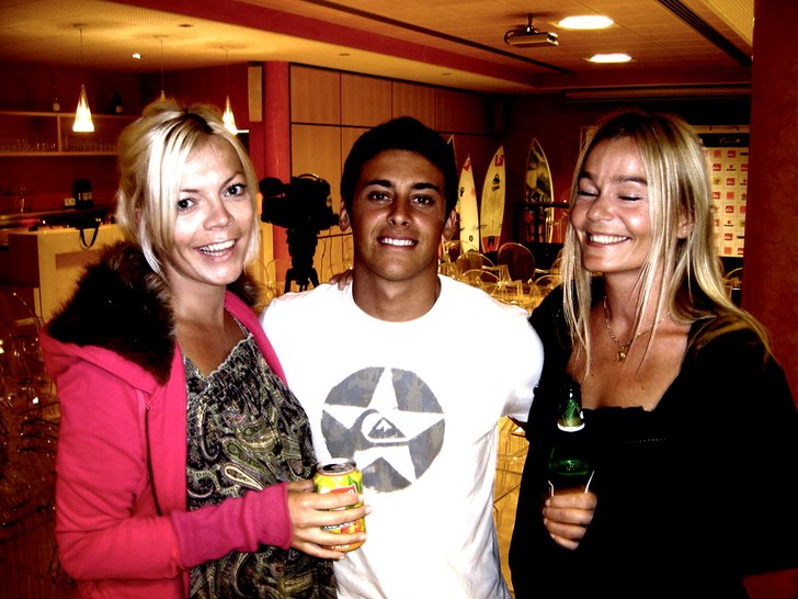 Jag och Lena med en av de bästa surfarna i värld. Foto: Miky Picon. Åkare: Karin Hernriksson.