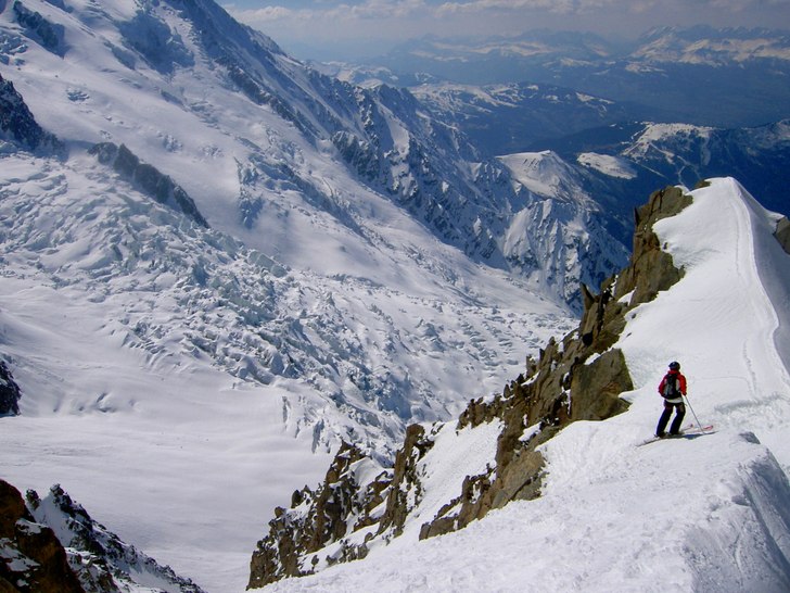 kollar insteg till exitcouloiren som är utsteget . Foto: Tobbe Lusk. Åkare: Fredrik Falkman.