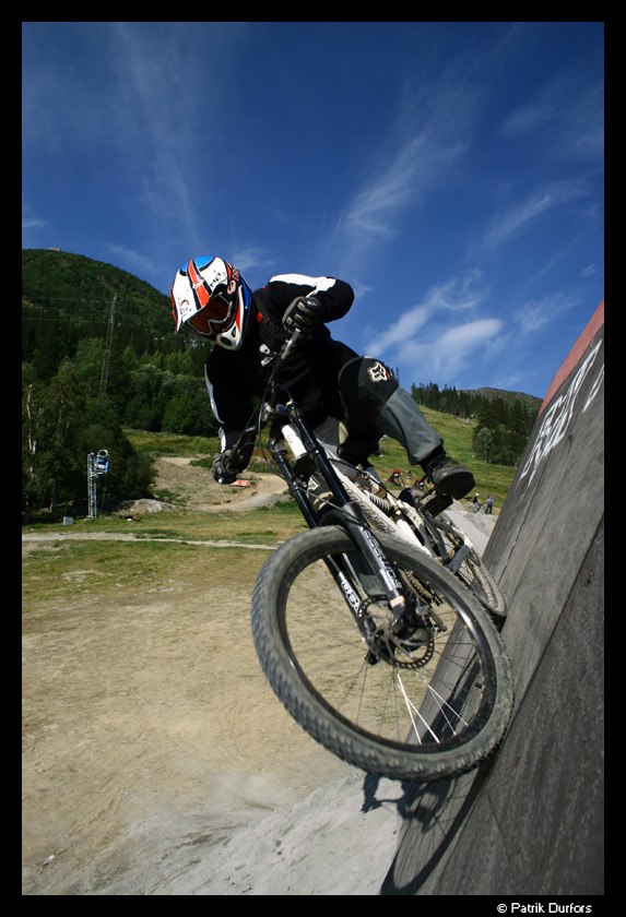 Pierre leker på wallriden, och lyckas nästan kli. Foto: Patrik Durfors. Åkare: Pierre Holm.