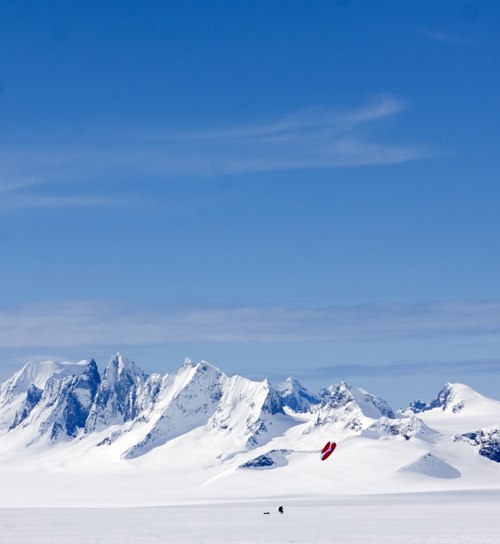 Kiteskidåkning tvärs över jätteglaciär. 20 da. Foto: C Donovan. Åkare: Billy, igen. Börjar bli tröttsamt..