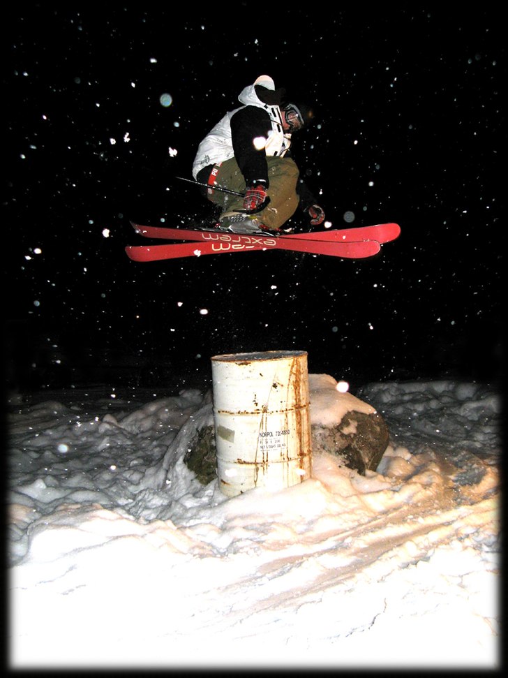 Vi byggde en kick och körde lite 180s över en tu. Foto: Jesper westman. Åkare: Emil Westman.