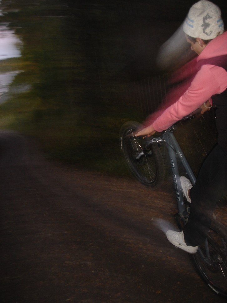 This boy knows how to ride is bike . Foto: Nisse Björkman. Åkare: Toffe Lindberg.