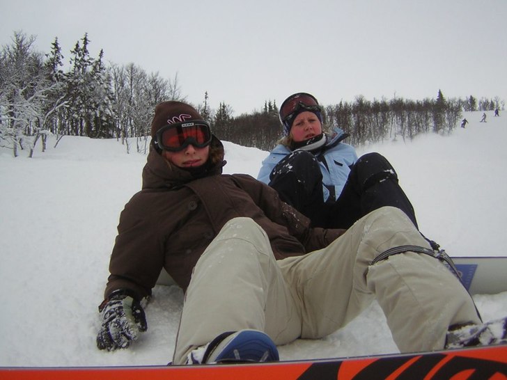 Pissigt väder o bakis i backen! Men kul hade vi... Foto: Caroline Örmgård. Åkare: Tove och Karin.